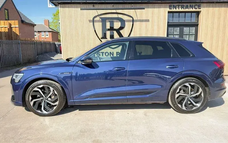 Begagnad Audi e-tron Black Edition 300 kW (408 HK) 2021 Blå SUV