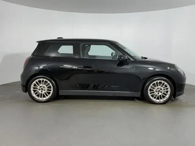 Begagnad Mini Cooper Exclusive 135 kW (184 HK) 2025 Svart Halvkombi