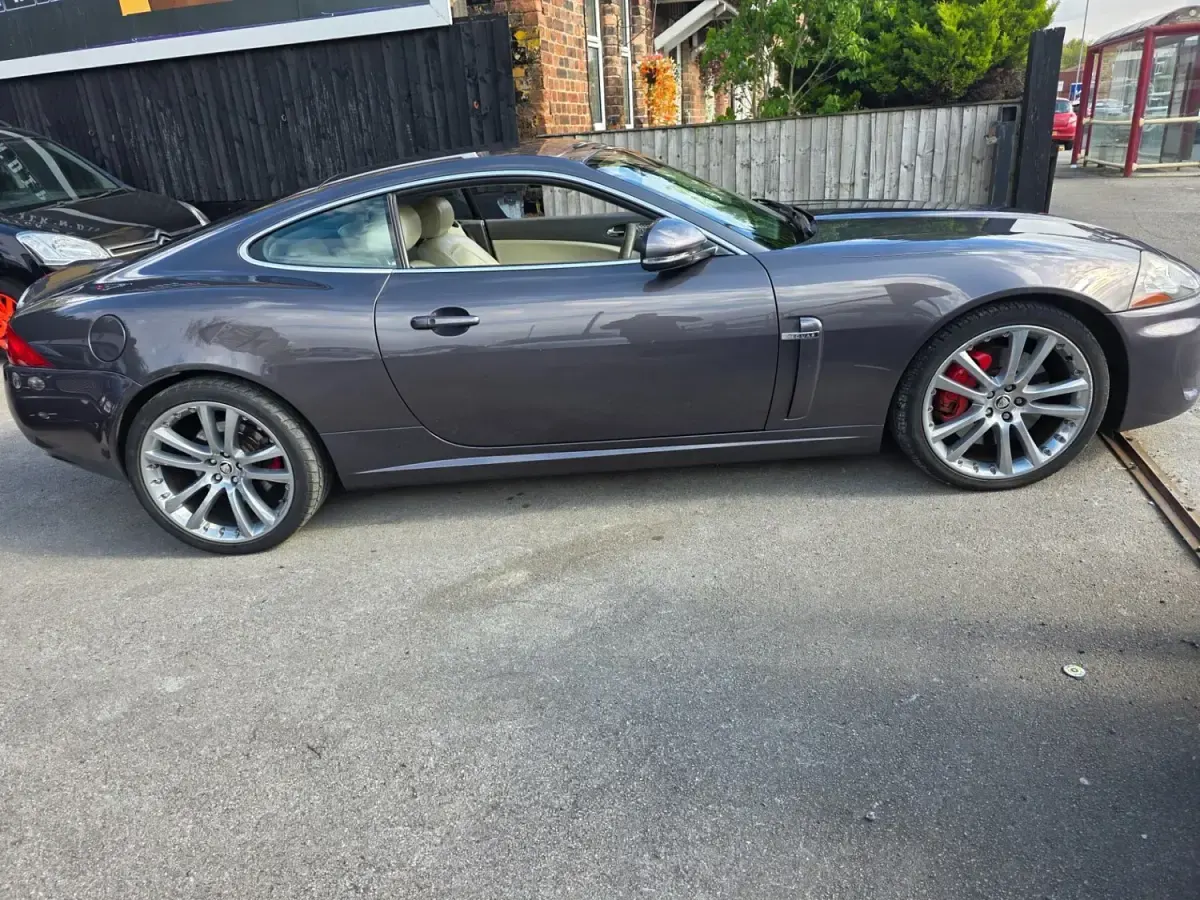 Usado Jaguar XK Portfolio 385 CV (283 kW) 2009 Gris Coupe