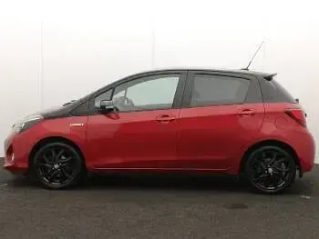 Used Toyota Yaris Design 100 HP (73 kW) 2016 Red Hatchback
