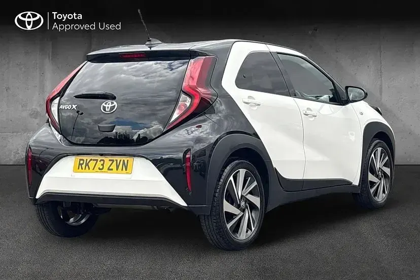 Used Toyota Aygo X 71 HP (52 kW) 2023 Pure white with black SUV