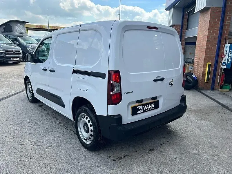 Used Vauxhall Combo 101 HP (74 kW) 2024 White MPV