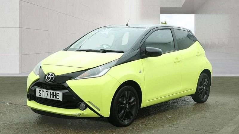 Begagnad Toyota Aygo X-cite 69 HK (50 kW) 2017 Gul Halvkombi