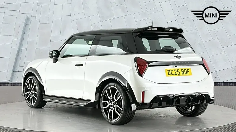 New Mini Cooper Hatch 113 kW (154 HP) 2025 White Hatchback