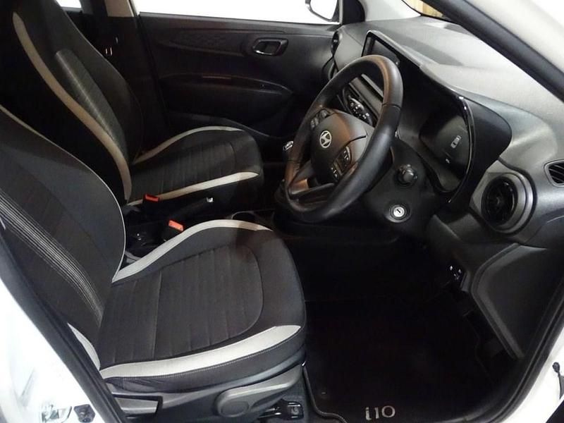 Used Hyundai i10 Advanced 67 HP (49 kW) 2023 White Hatchback