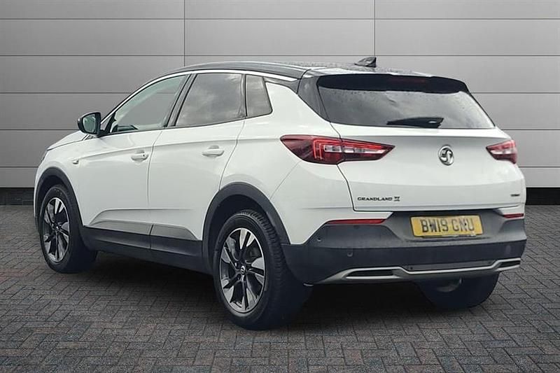 Used Vauxhall Grandland X Sport 130 HP (95 kW) 2019 White jade SUV