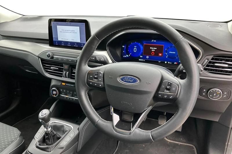 Usado Ford Focus Titanium X 155 CV (114 kW) 2021 Plateado Utilitario