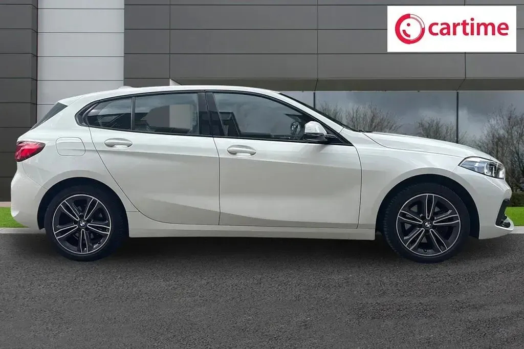 Used BMW 118 Sport Line 136 HP (100 kW) 2022 White Hatchback