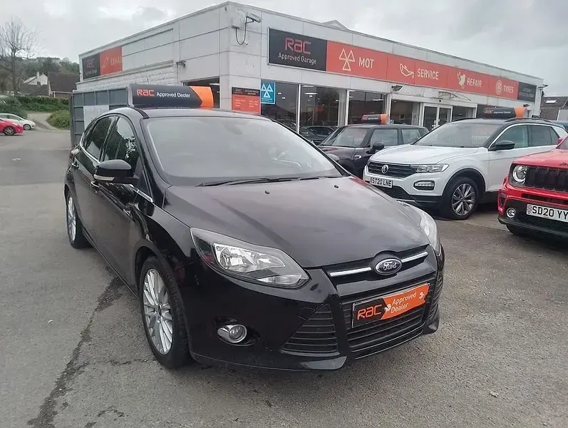 Begagnad Ford Focus Zetec 2013 Svart Halvkombi