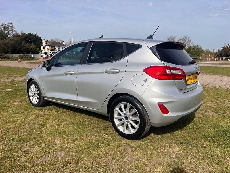 Second-hand Ford Fiesta Titanium 125 CP (91 kW) 2021 Argintiu Hatchback
