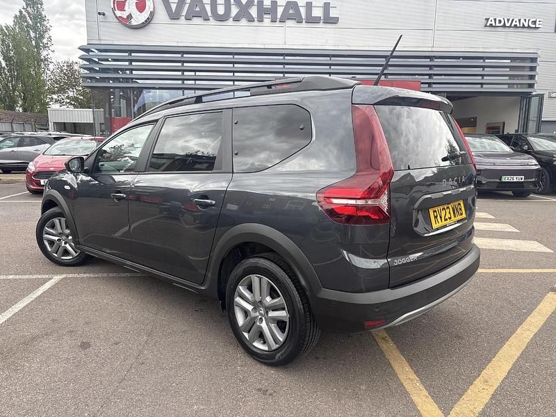 Usado Dacia Jogger Comfort 108 HP (79 kW) 2023 Castanho Monovolume