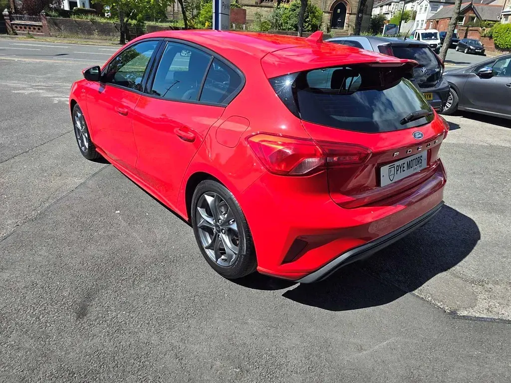 Begagnad Ford Focus ST-Line 2019 Röd Halvkombi