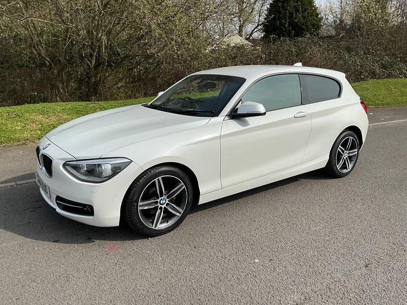 Used BMW 116 Sport Line 2014 Pearlescent white Hatchback