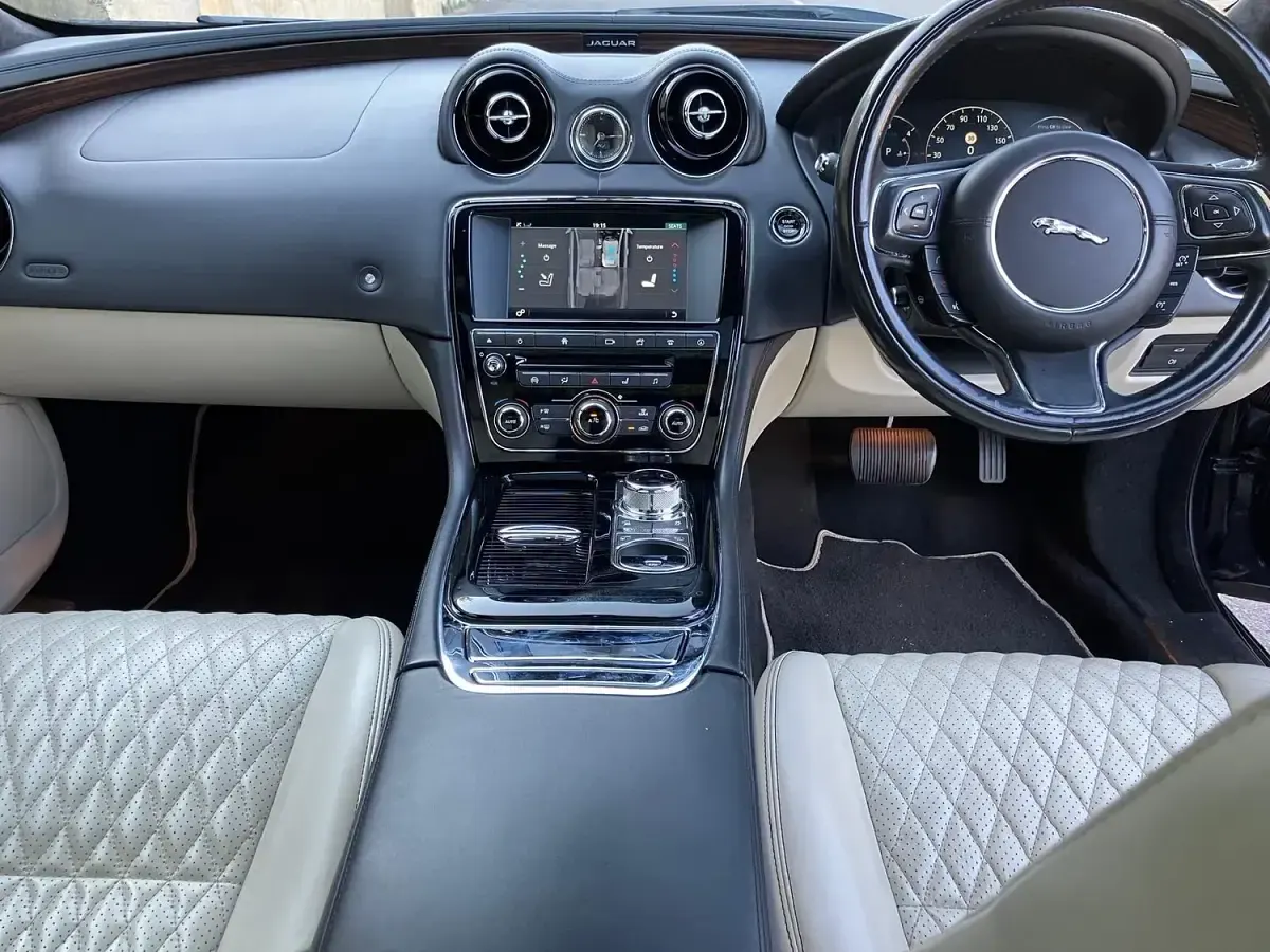 Used Jaguar XJ Portfolio 300 HP (220 kW) 2018 Blue Sedan
