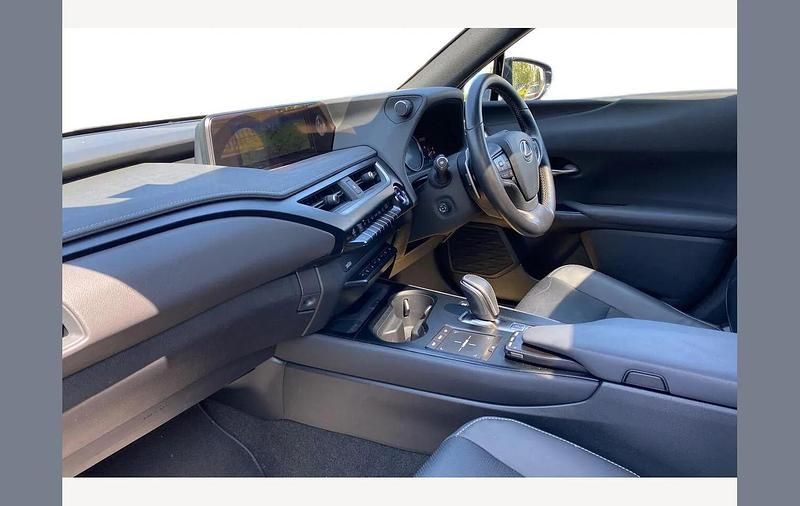 Usado Lexus UX 300e 150 kW (204 HP) 2023 Preto SUV