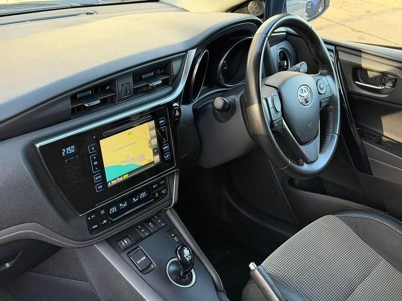 Used Toyota Auris Hybrid 136 HP (100 kW) 2016 Silver Hatchback