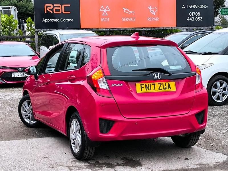 Used Honda Jazz SE 102 HP (75 kW) 2017 Red Hatchback