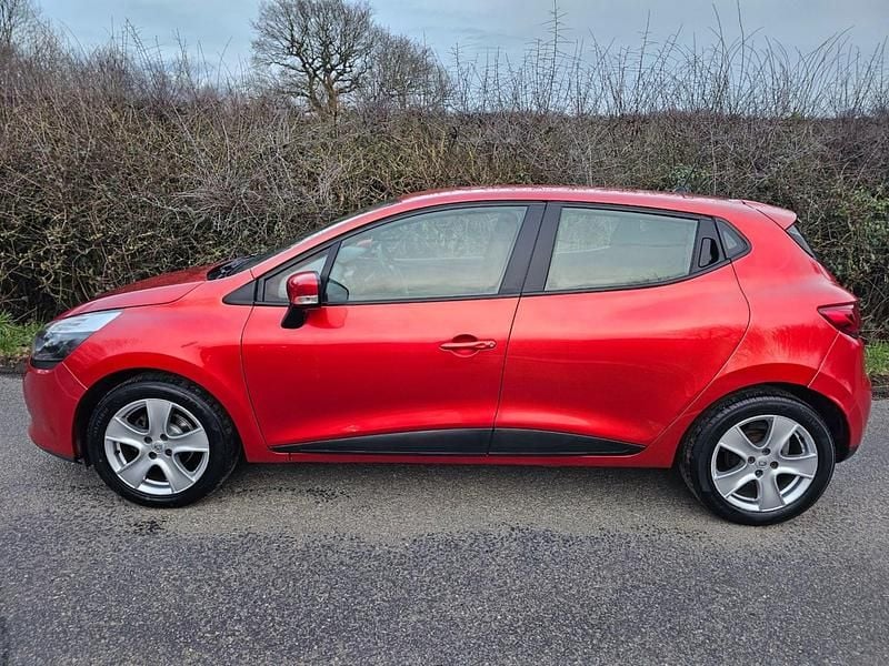 Used Renault Clio IV Expression+ 75 HP (55 kW) 2013 Red Hatchback