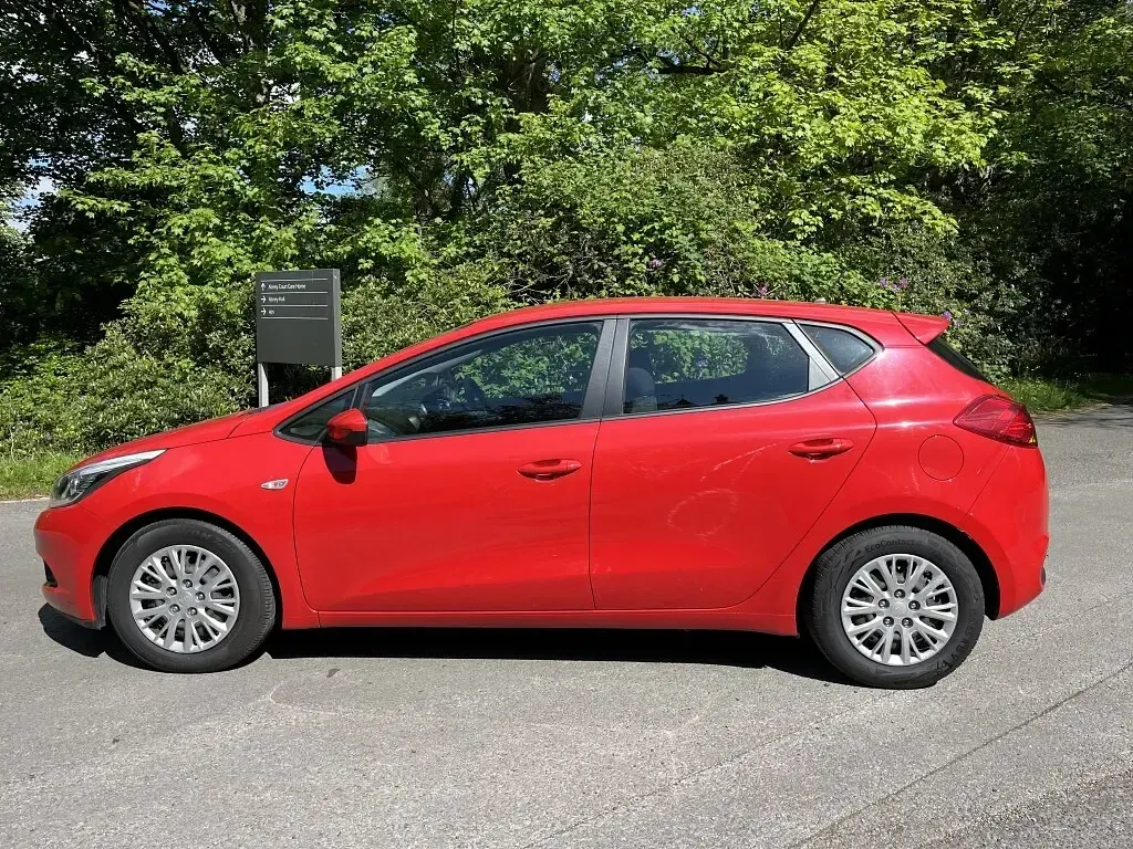 Used Kia Ceed 89 HP (65 kW) 2015 Red Hatchback