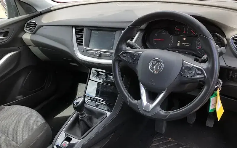 Usado Vauxhall Grandland X S 131 HP (96 kW) 2018 Cinzento SUV