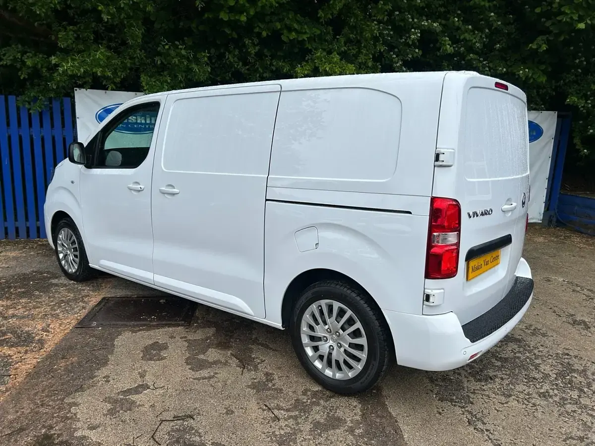 Used Vauxhall Vivaro 120 HP (88 kW) 2023 White MPV