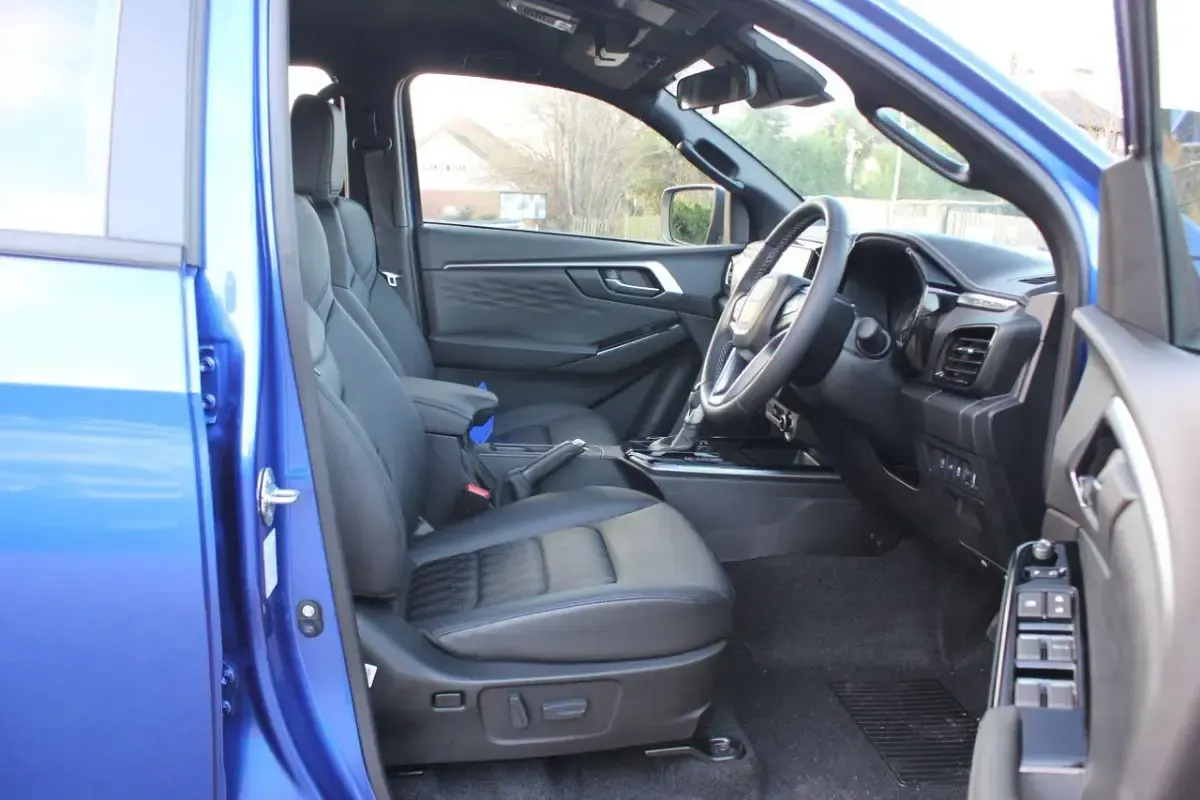 New Isuzu D-Max 2025 Blue Pickup