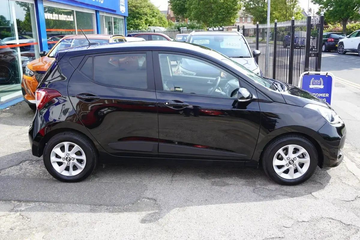 Used Hyundai i10 Premium 87 HP (63 kW) 2018 Black Hatchback