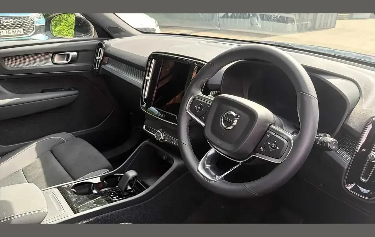 New Volvo EX40 Plus 185 kW (252 HP) 2026 Blue SUV
