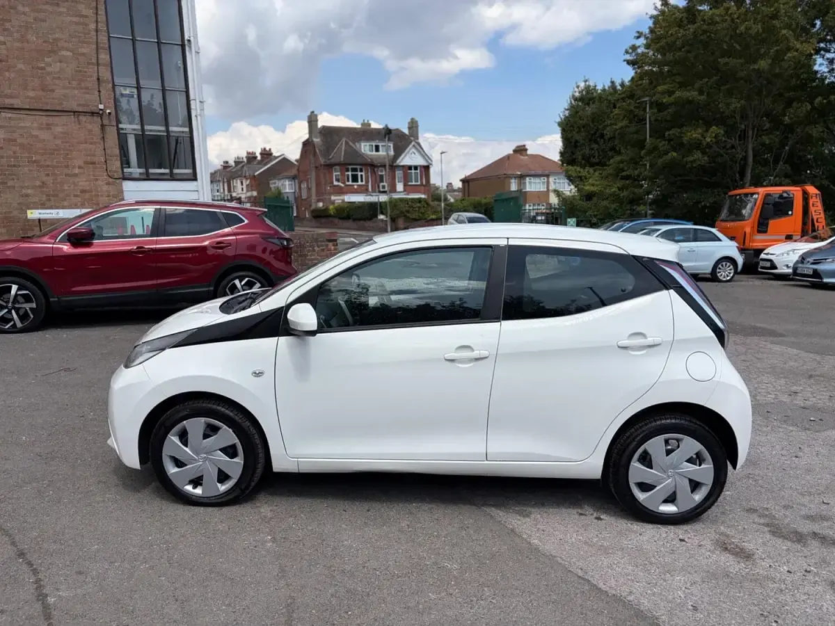Used Toyota Aygo X-play 69 HP (50 kW) 2017 White Hatchback