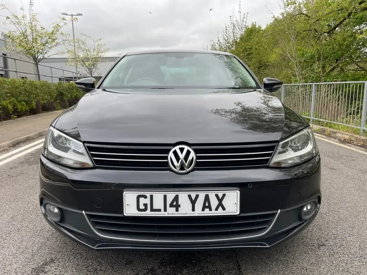 Usado VW Jetta Sportline 140 CV (102 kW) 2014 Negro Berlina