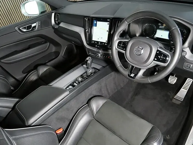 Used Volvo XC60 R-Design 190 HP (139 kW) 2019 White SUV