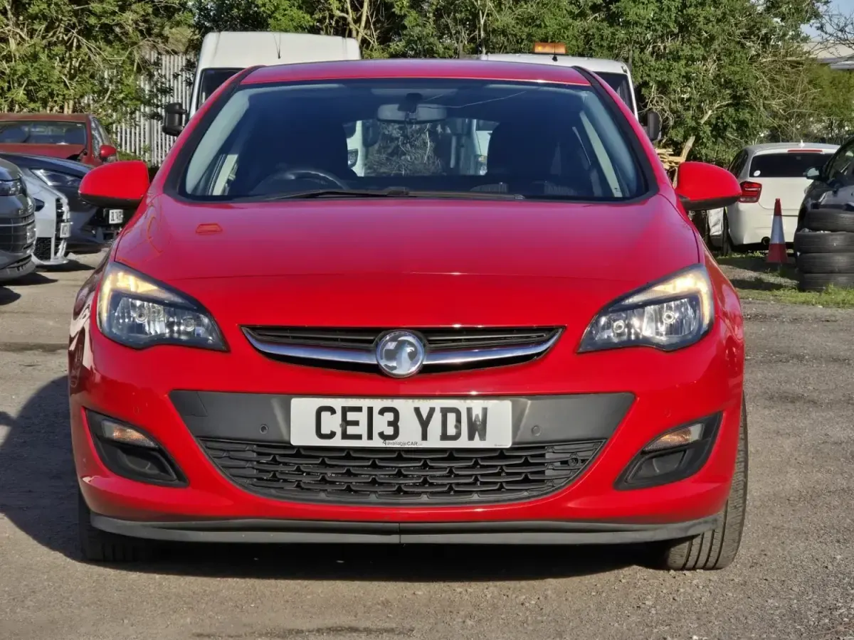 Second-hand Vauxhall Astra 2013 Roșu Hatchback
