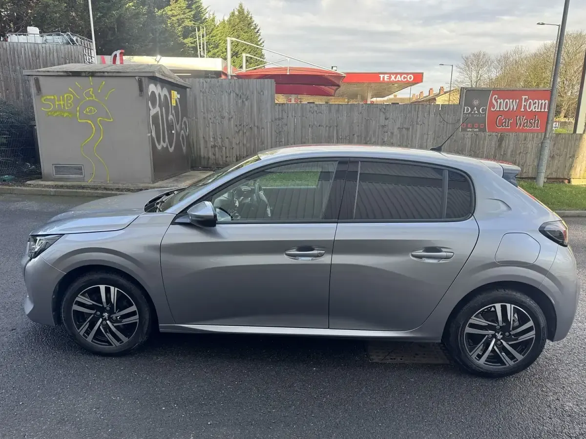 Używany Peugeot 208 Allure 75 KM (55 kW) 2021 Szary Hatchback