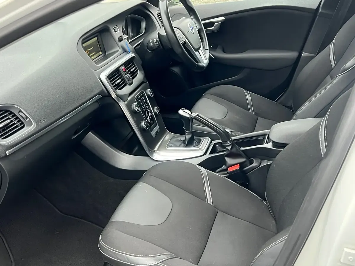 Used Volvo V40 SE 2016 White Estate