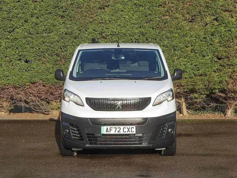 Used Peugeot e-Expert 100 kW (136 HP) 2022 Mauve/pink Van