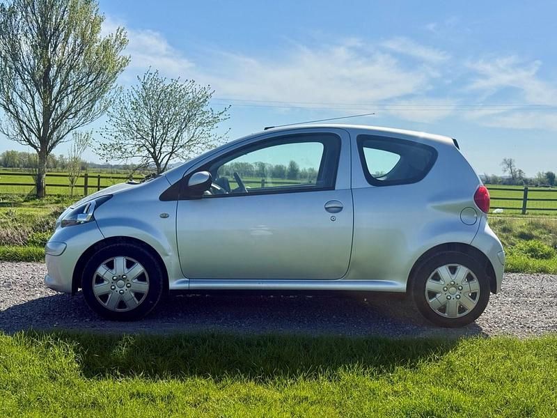 Used Toyota Aygo 67 HP (49 kW) 2006 Silver Hatchback