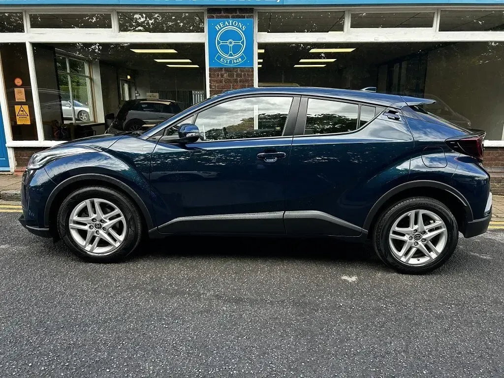 Used Toyota C-HR 122 HP (89 kW) 2023 Blue SUV