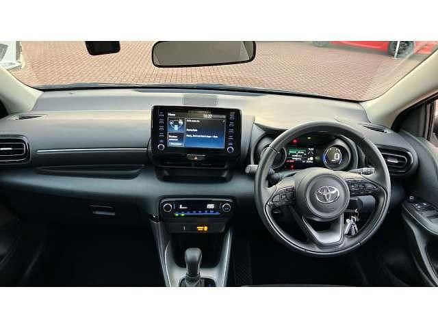 Used Toyota Yaris Hybrid Design 116 HP (85 kW) 2023 White Hatchback