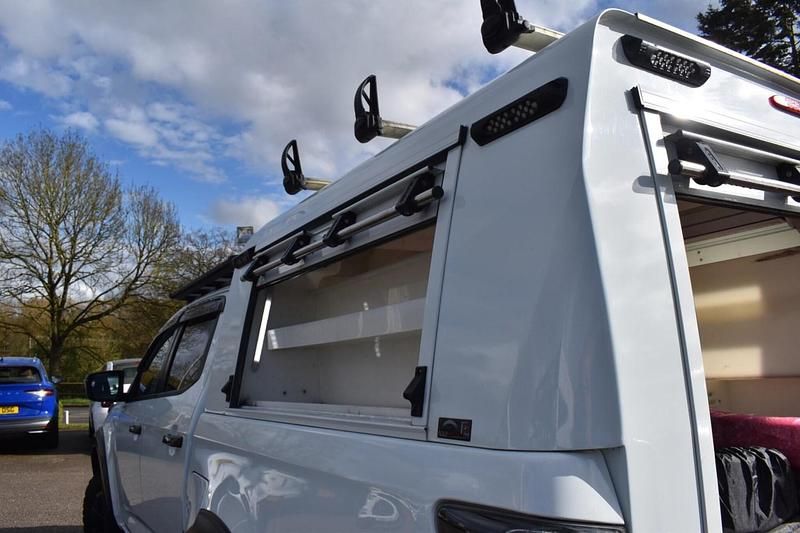 Second-hand Isuzu D-Max 163 CP (119 kW) 2023 Alb Pickup