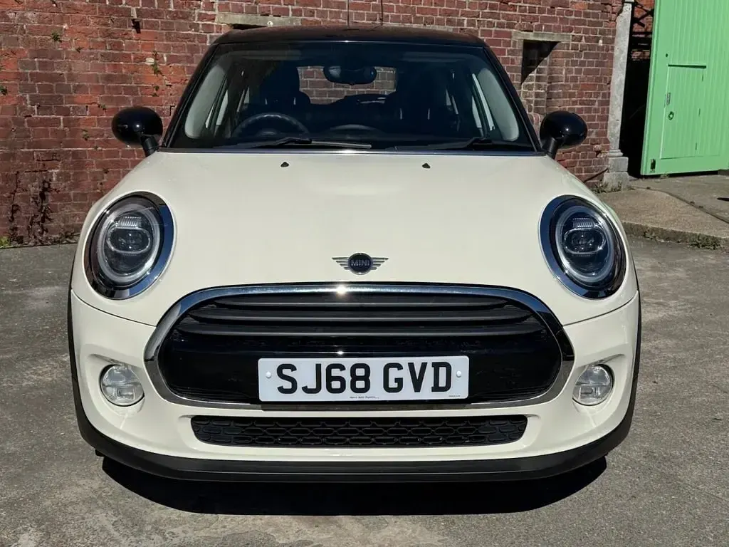 Używany Mini Cooper Hatch 136 KM (100 kW) 2018 Biały Hatchback