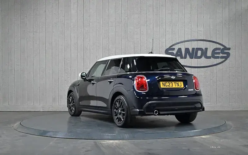 Begagnad Mini Cooper Classic 136 HK (100 kW) 2022 Blå Halvkombi
