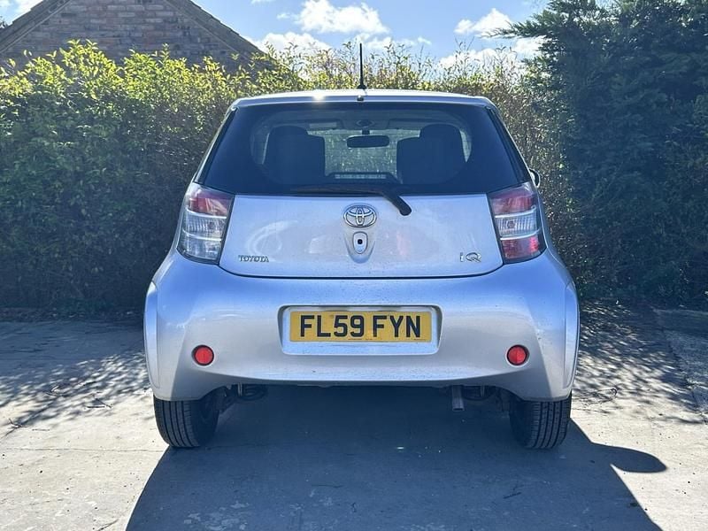 Usado Toyota iQ 68 HP (50 kW) 2009 Prateado Citadino