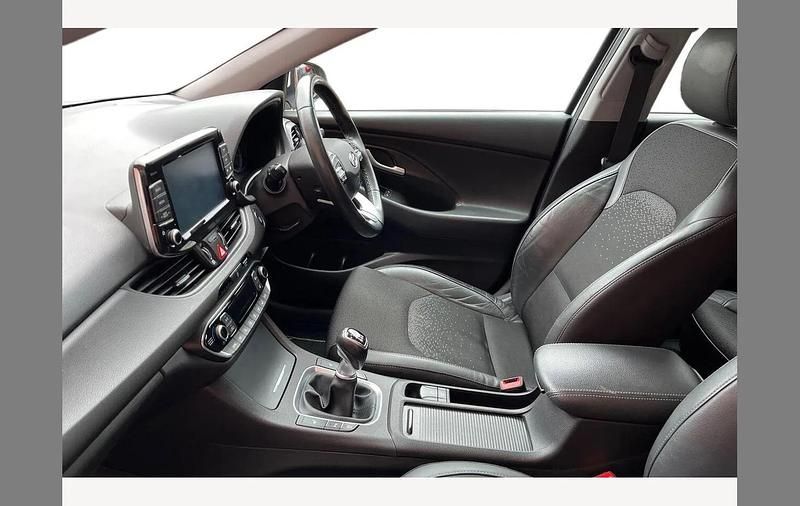 Used Hyundai i30 Premium 138 HP (101 kW) 2018 White Hatchback