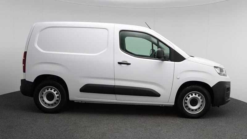 White New 2024 Citroën e-Berlingo MPV | £13,999 (Good price) - Image 1/4