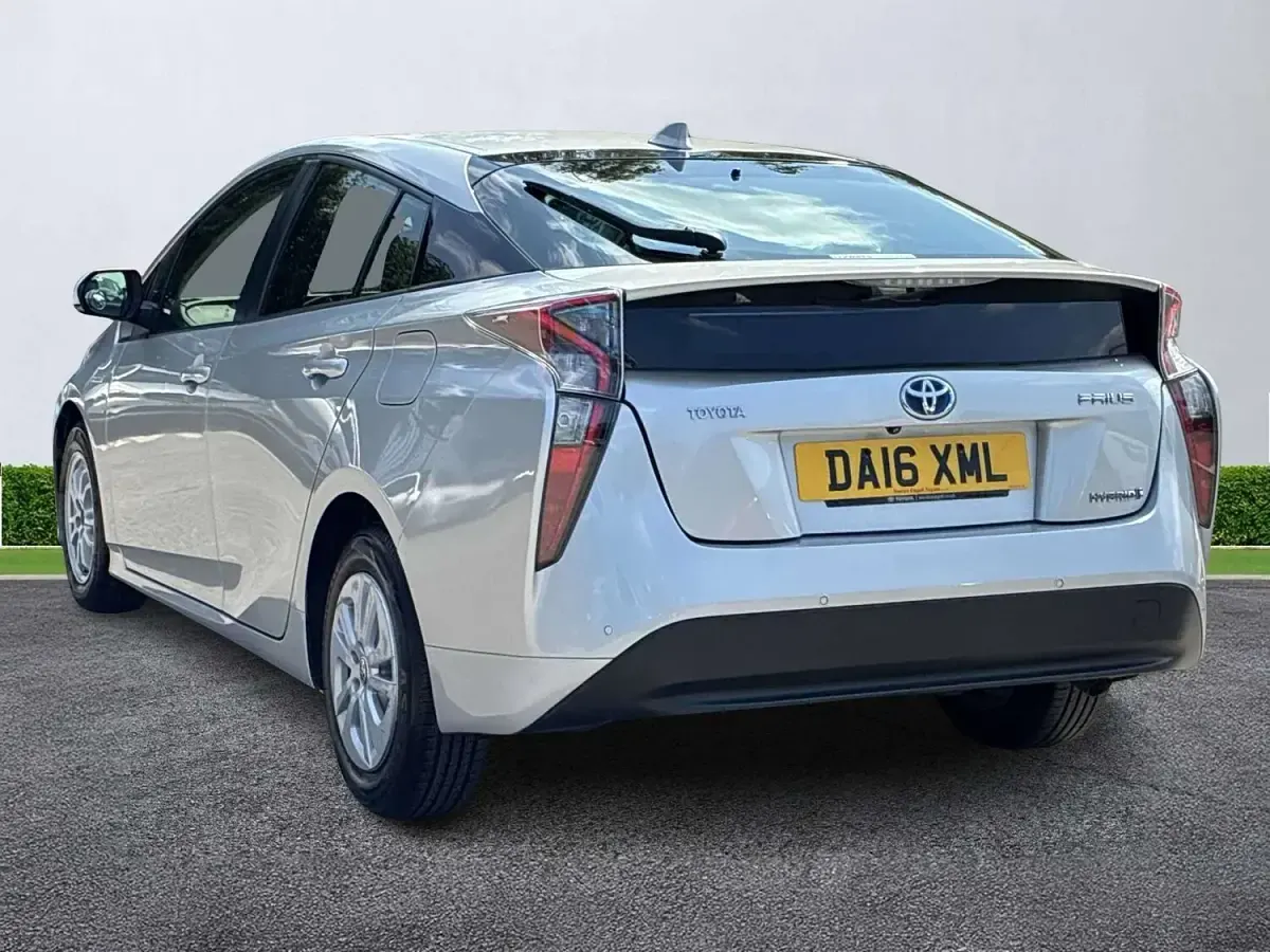Used Toyota Prius Active 122 HP (89 kW) 2016 Silver