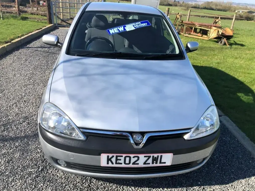 Usado Vauxhall Corsa 75 HP (55 kW) 2002 Prateado Citadino