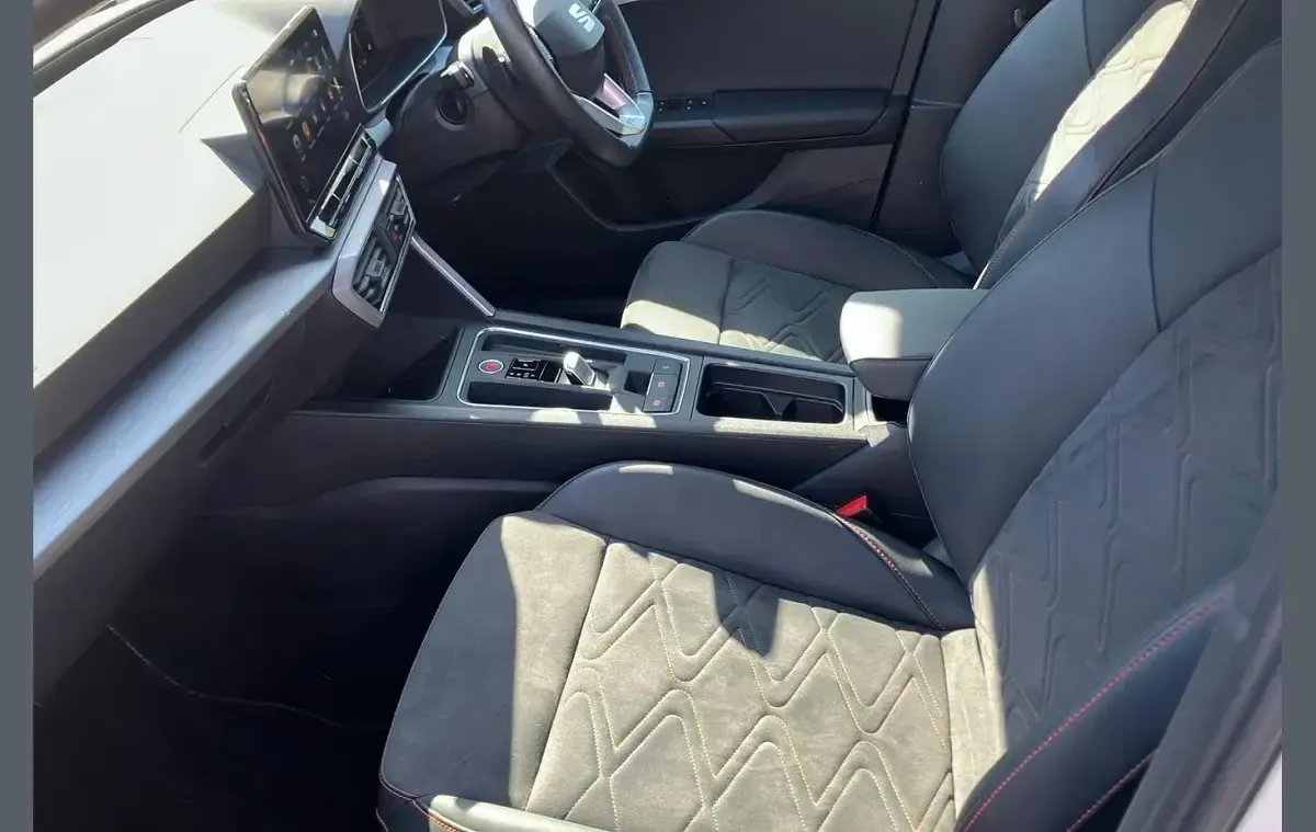 Used Seat Leon FR Sport 272 HP (200 kW) 2024 White Hatchback