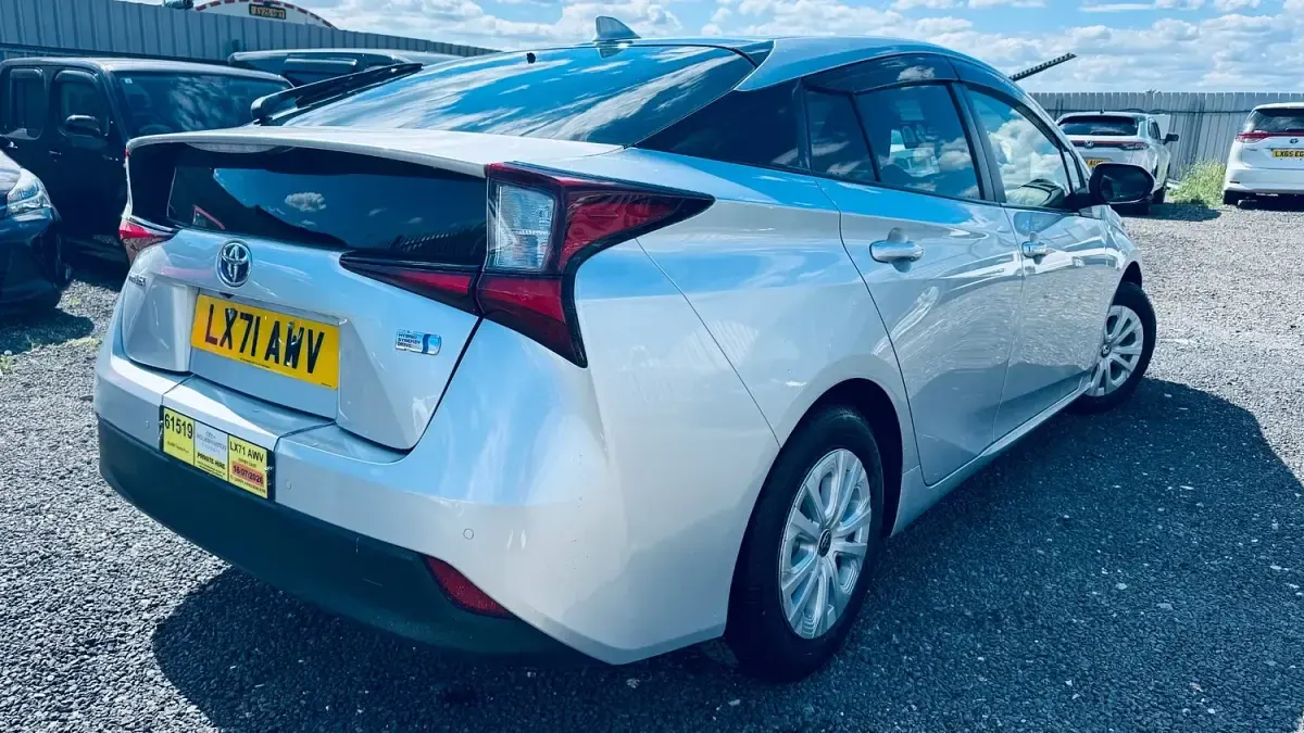 Used Toyota Prius 140 HP (102 kW) 2025 Silver Hatchback