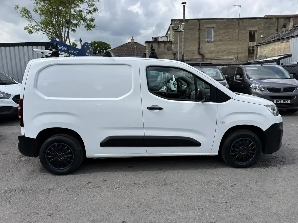 Second-hand Citroën Berlingo Start 75 CP (55 kW) 2020 Alb Monovolum