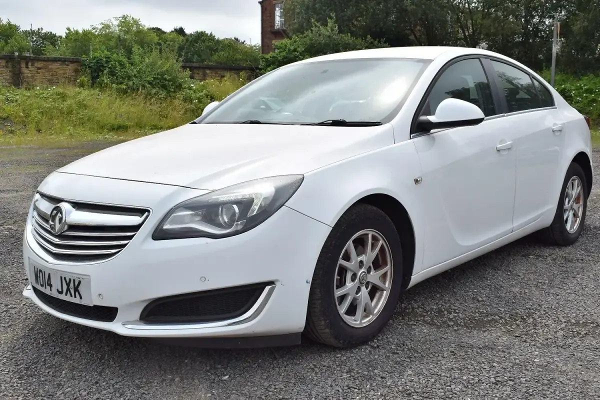 Used Vauxhall Insignia Design Edition 140 HP (102 kW) 2014 White Hatchback